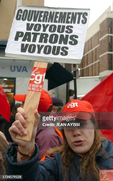 Une femme interpelle le gouvernement, le 06 mars 2004 à Paris, dans la manifestation contre le chômage qui a réuni 3 à 4.000 personnes. AFP PHOTO...
