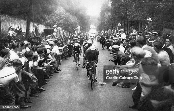 Tour de France cyclists and cheering crowd. Caption reads: 'La Foule des Jeunes au 'Tour de France': les voila!'