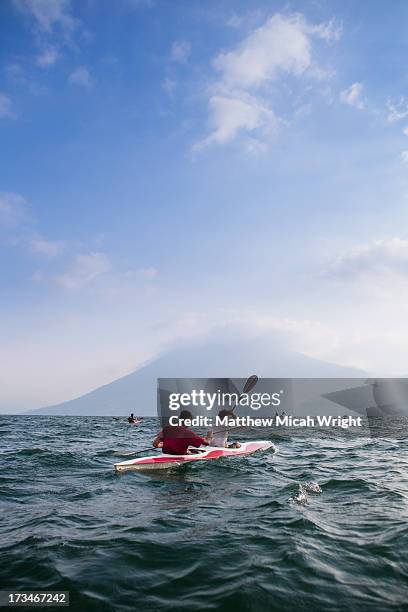 a journey across lake atitlan by kayak - lake atitlan 個照片及圖片檔