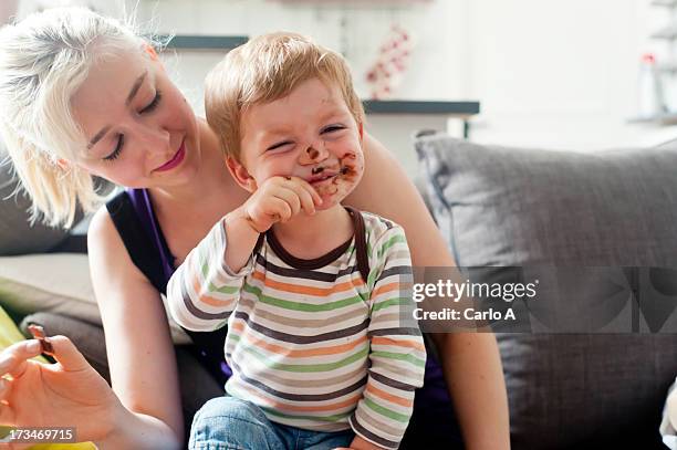 chocolate mess - onvolkomenheid stockfoto's en -beelden