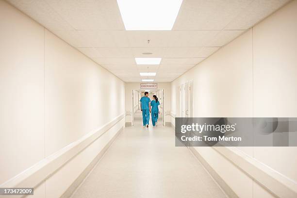 krankenschwestern krankenhaus-korridor zu fuß - korridor stock-fotos und bilder