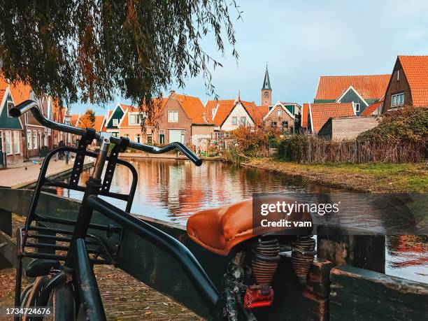 bicycle - noord holland landschap stockfoto's en -beelden