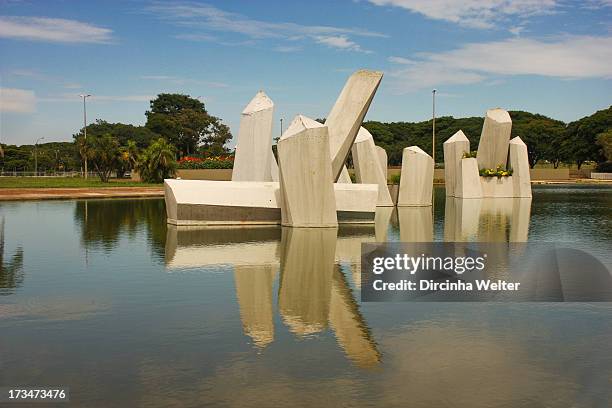 Praça Cívica, mais conhecida como Praça dos Cristais, é um jardim de formas geométricas construído sob a forma de um triângulo . As formas...