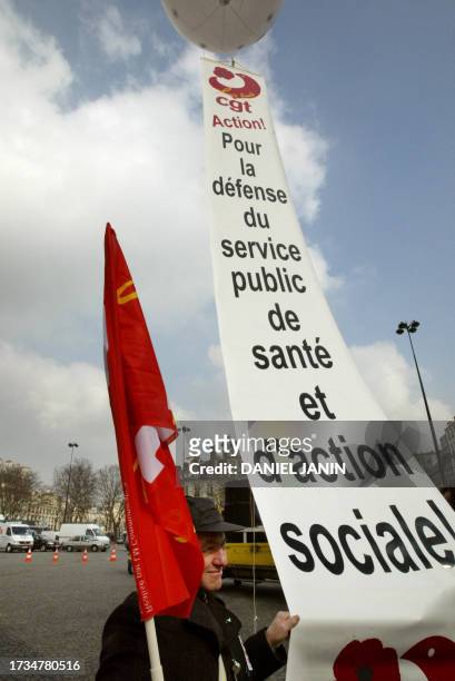 Plus de 2.000 personnes, selon les organisateurs, 1.500 selon la police, sont rassemblées, le 11 mars 2004 place de la Bastille à Paris, dans le...