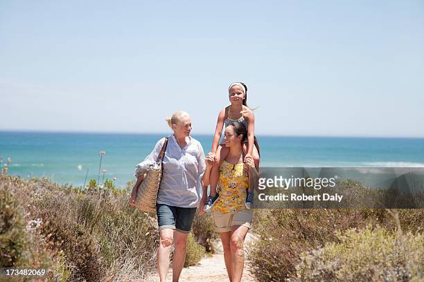 abuela con hija y granddaughter en beach path - grandmother and grandchild beach fotografías e imágenes de stock