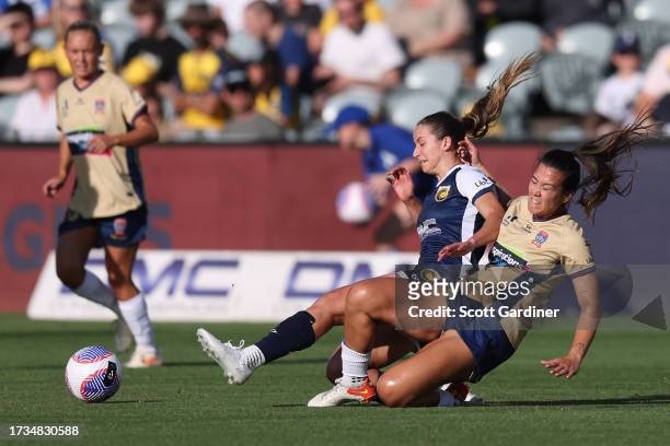 Alexandra Huynh of the Jets competes for the ball with Bianca Galic of the Mariners during the round one A-League Women match between Central Coast...