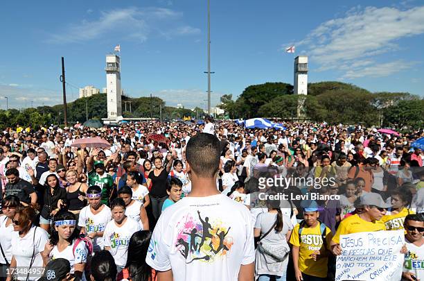 Milhares de evangélicos participam da Marcha para Jesus 2013 em São Paulo. A multidão caminhou da Estação da Luz até a Praça Campos de Bagatelle na...