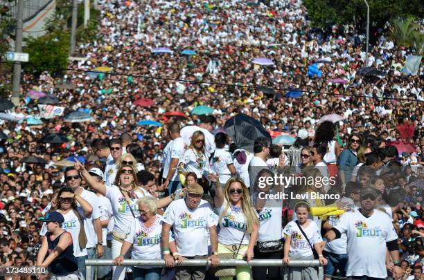 Milhares de evangélicos participam da Marcha para Jesus 2013 em São Paulo. A multidão caminhou da Estação da Luz até a Praça Campos de Bagatelle na...