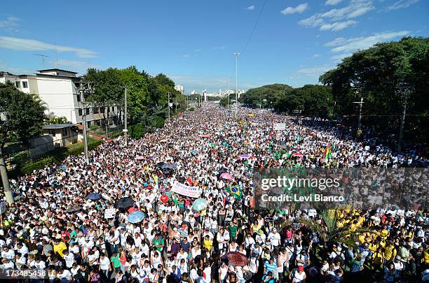 Milhares de evangélicos participam da Marcha para Jesus 2013 em São Paulo. A multidão caminhou da Estação da Luz até a Praça Campos de Bagatelle na...