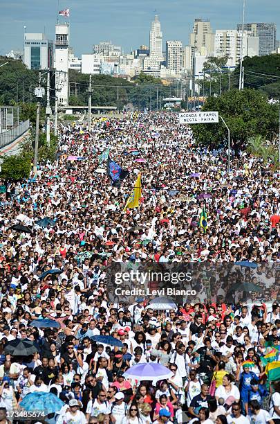 Milhares de evangélicos participam da Marcha para Jesus 2013 em São Paulo. A multidão caminhou da Estação da Luz até a Praça Campos de Bagatelle na...