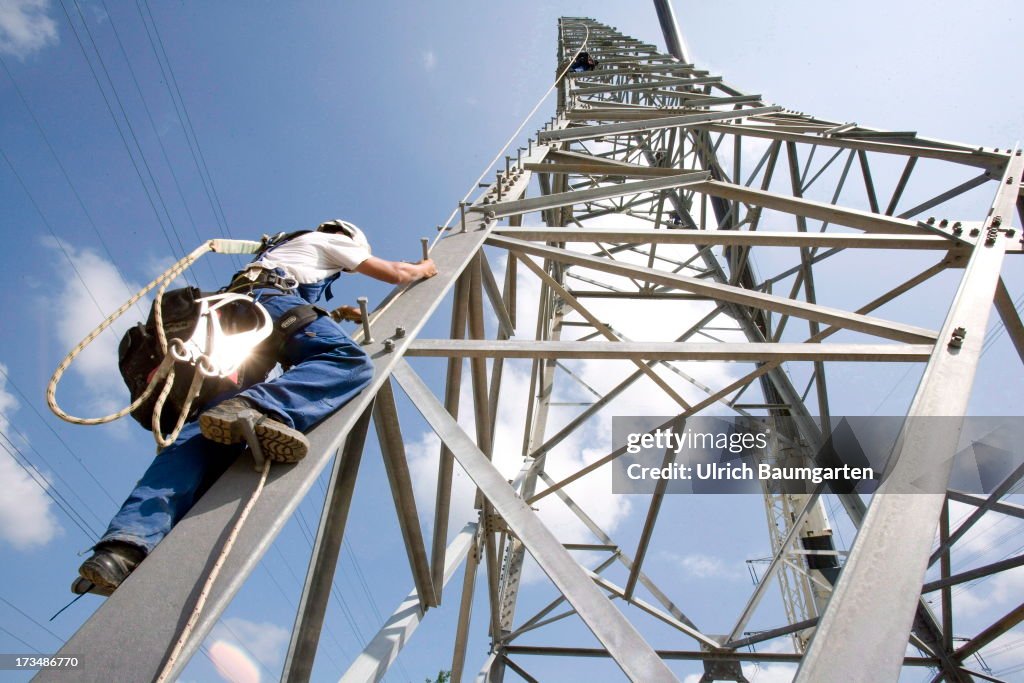 Installation work of an electricity pylon for a 380 kV high-voltage power line