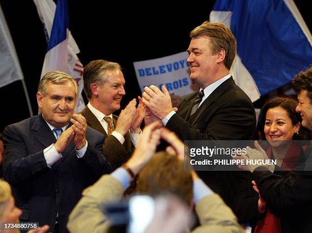 Le Premier ministre Jean-Pierre Raffarin salue la foule des militants, le 15 mars 2004 à Douai, lors d'un meeting de soutien à Jean-Paul Delevoye...