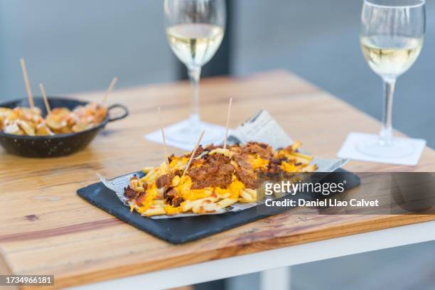 fried meat with potatoes and cheese - comida gourmet stock pictures, royalty-free photos & images