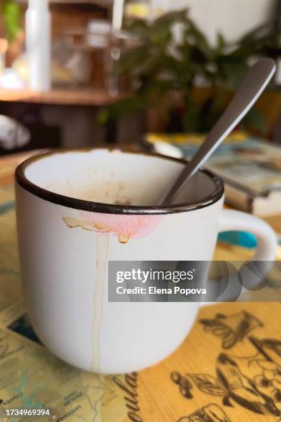 empty coffee cup with lipstick on the table - cleaning after party - fotografias e filmes do acervo