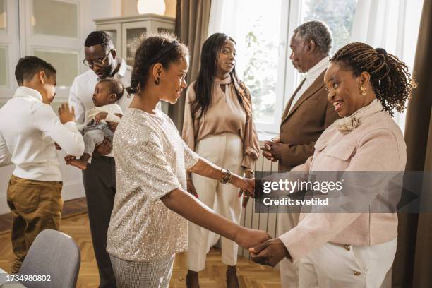 dîner en famille - réunion de famille photos et images de collection