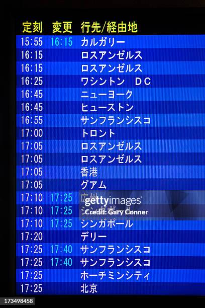 airline departure board - flughafen tokio narita stock-fotos und bilder