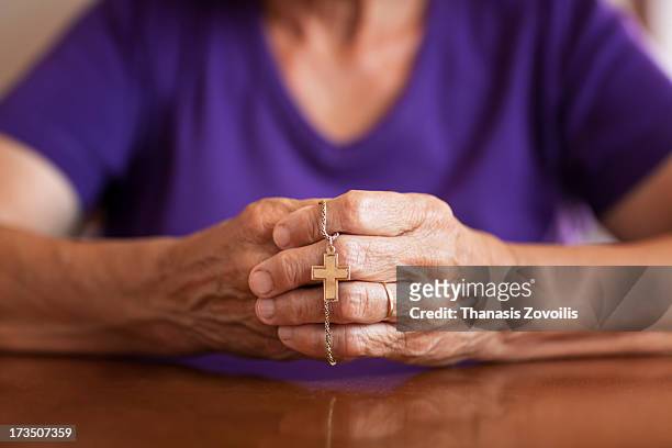 hands of a senior woman - rosário objeto religioso - fotografias e filmes do acervo