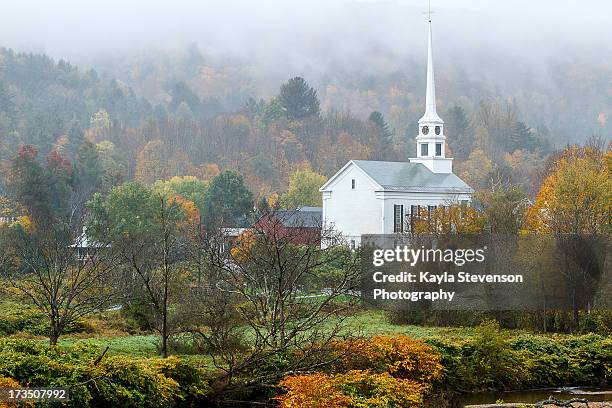 white church in the mist - stowe vermont foto e immagini stock