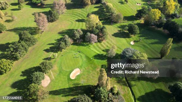 golf course - golfplatz stock-fotos und bilder