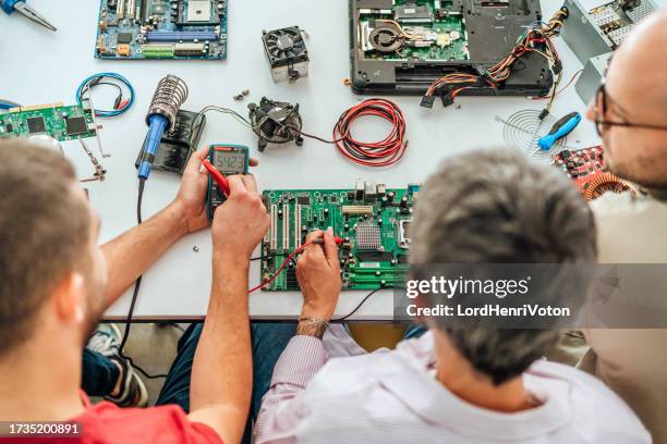 frau repariert kaputtes computer-motherboard - verbindungsblock stock-fotos und bilder
