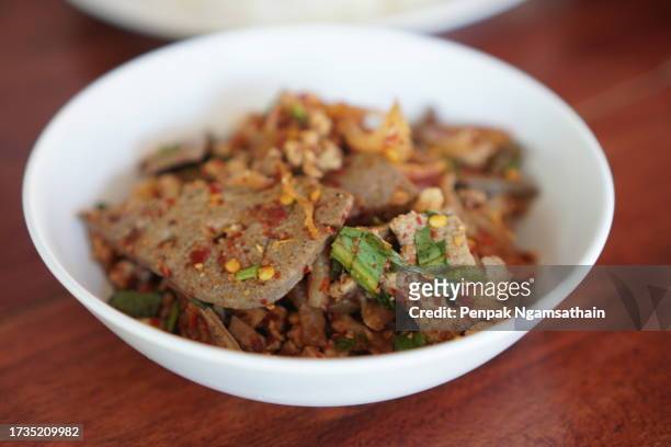 spicy minced chicken with pork liver salad - carne di scarto foto e immagini stock
