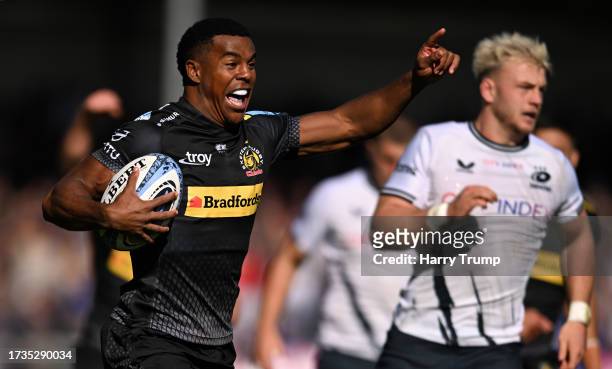 Immanuel Feyi-Waboso of Exeter Chiefs goes over to score their sides first try during the Gallagher Premiership Rugby match between Exeter Chiefs and...