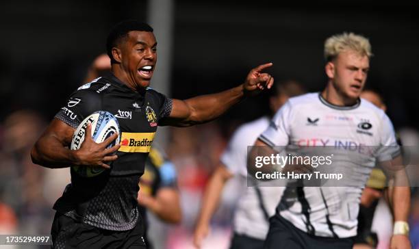 Immanuel Feyi-Waboso of Exeter Chiefs goes over to score their sides first try during the Gallagher Premiership Rugby match between Exeter Chiefs and...