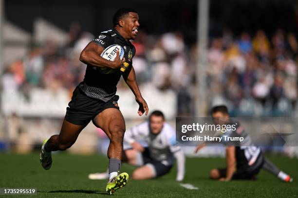 Immanuel Feyi-Waboso of Exeter Chiefs goes over to score their sides first try during the Gallagher Premiership Rugby match between Exeter Chiefs and...