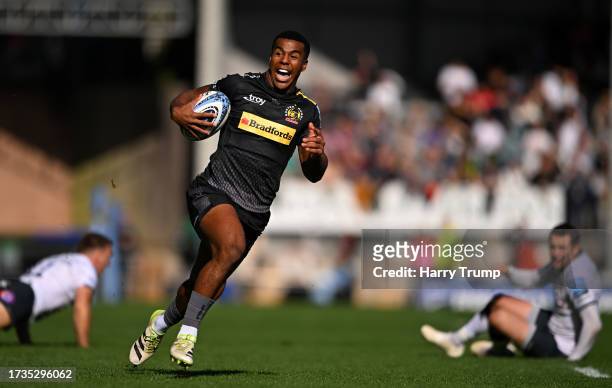 Immanuel Feyi-Waboso of Exeter Chiefs goes over to score their sides first try during the Gallagher Premiership Rugby match between Exeter Chiefs and...