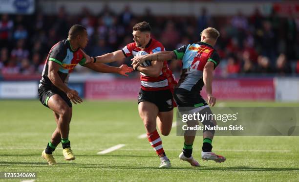 Jake Morris of Gloucester runs past Will Joseph and Tyrone Green of Harlequins during the Gallagher Premiership Rugby match between Gloucester Rugby...