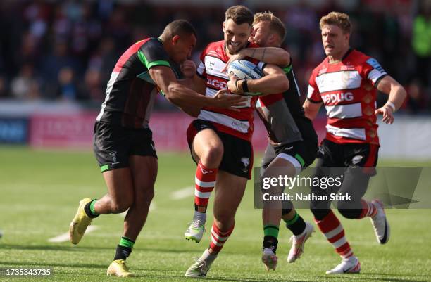 Jake Morris of Gloucester runs past Will Joseph and Tyrone Green of Harlequins during the Gallagher Premiership Rugby match between Gloucester Rugby...