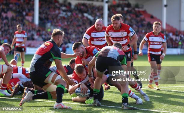 Arthur Clark of Gloucester scores their first try during the Gallagher Premiership Rugby match between Gloucester Rugby and Harlequins at Kingsholm...