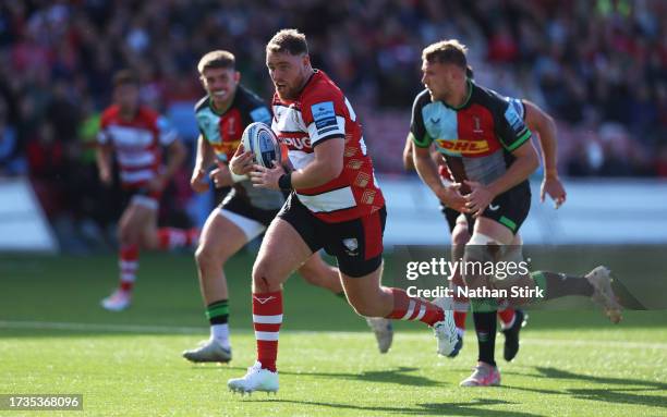 Harry Elrington of Gloucester runs with the ball during the Gallagher Premiership Rugby match between Gloucester Rugby and Harlequins at Kingsholm...