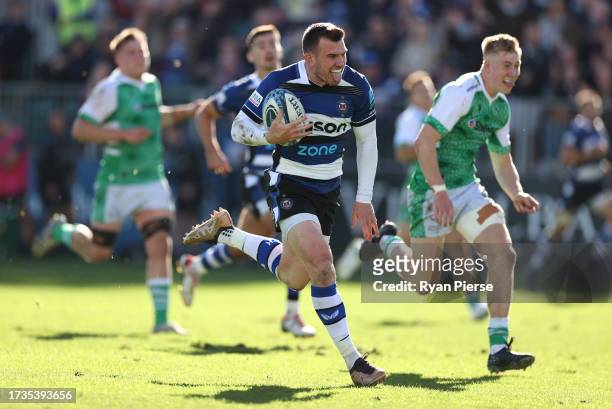 Ben Spencer of Bath Rugby runs in to score a try during the Gallagher Premiership Rugby match between Bath Rugby and Newcastle Falcons at The...