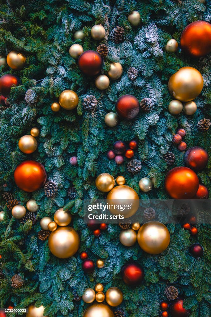 Geschmückter Weihnachtsbaum mit Bällen