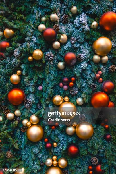 decorated christmas tree with balls - background images stock pictures, royalty-free photos & images
