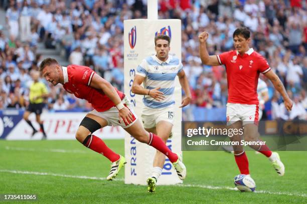 Dan Biggar of Wales scores his team's first try during the Rugby World Cup France 2023 Quarter Final match between Wales and Argentina at Stade...