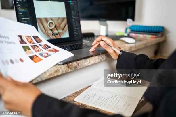 nahaufnahme einer website-entwicklerin, die eine webseite auf dem laptop im kreativbüro entwirft - webdesign stock-fotos und bilder