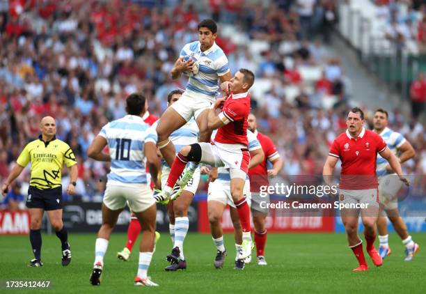 Lucio Cinti of Argentina catches a high ball whist under pressure from Liam Williams of Wales during the Rugby World Cup France 2023 Quarter Final...