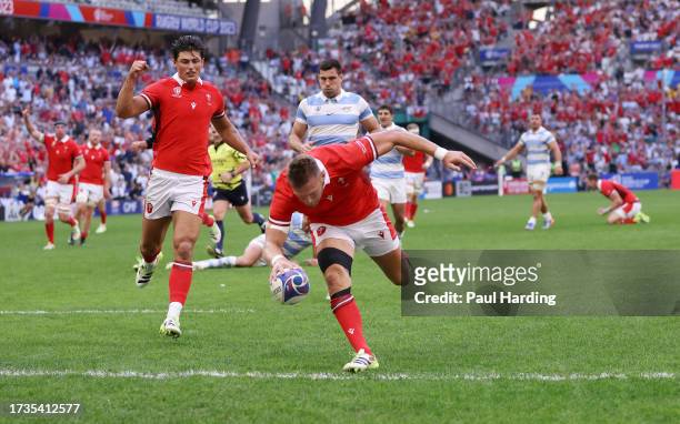 Dan Biggar of Wales scores the team's first try during the Rugby World Cup France 2023 Quarter Final match between Wales and Argentina at Stade...