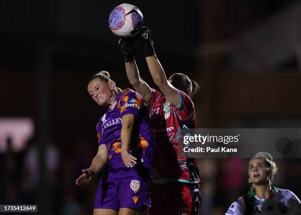 Millie Farrow of the Glory contests a header against Alyssa Dall'oste of Western United during the round one A-League Women match between Perth Glory...