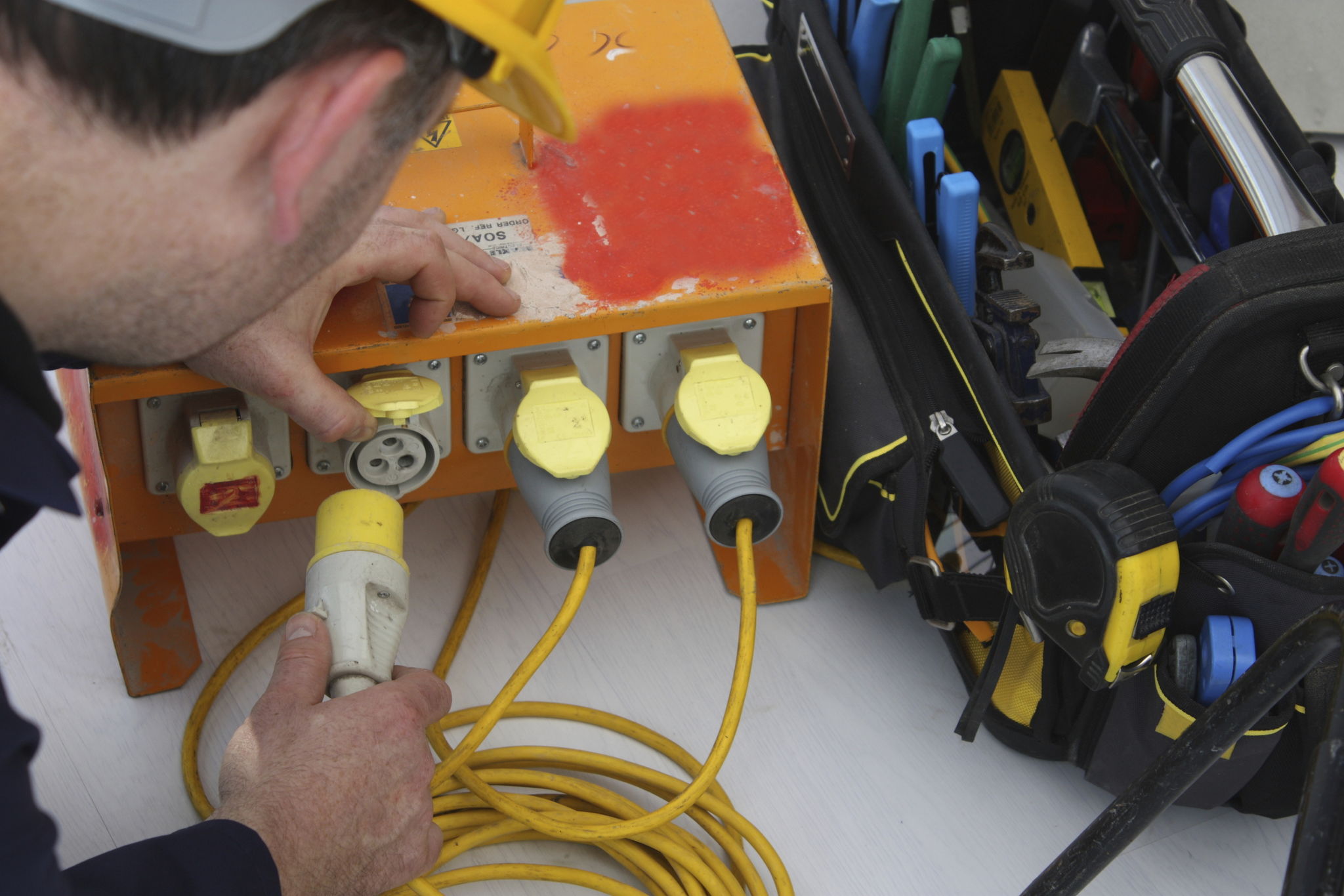 Connecting to a 110 volt power supply. Connecting to a 110 volt power supply.