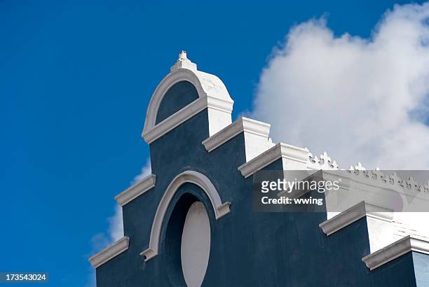 bermuda iglesia tradicional de azul - bermudas islas del atlántico fotografías e imágenes de stock