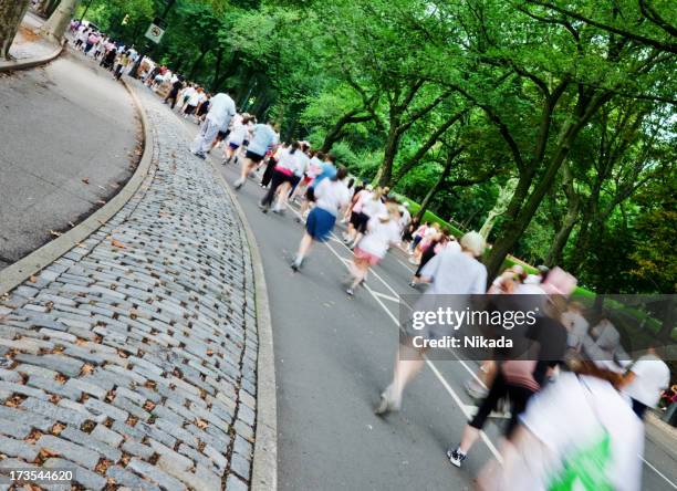 jogger in central park - marathon new york stockfoto's en -beelden