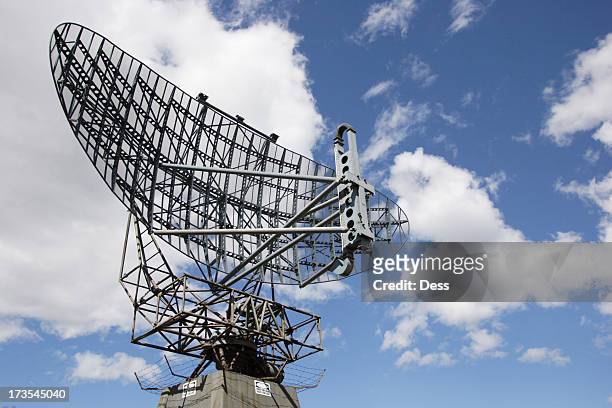 large radar used to track aircraft - radar stock pictures, royalty-free photos & images