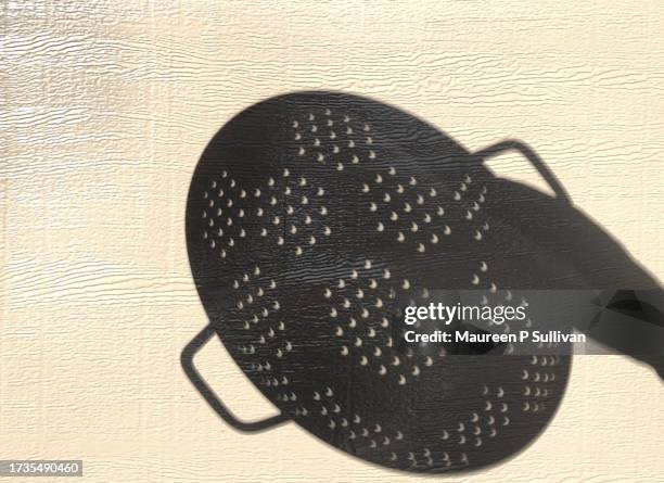 annular eclipse seen with colander - colander 個照片及圖片檔