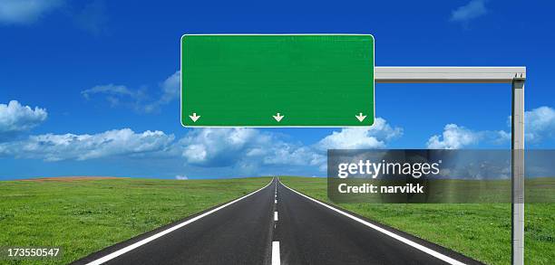 siga highway con roadsign en blanco - señal de circulación fotografías e imágenes de stock