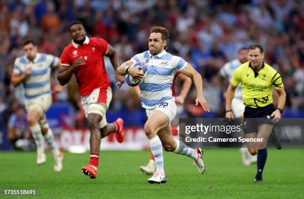 Nicolas Sanchez of Argentina breaks with the ball to score his team's second try during the Rugby World Cup France 2023 Quarter Final match between...