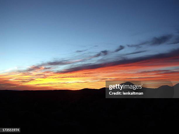 a beautiful santa fe sunset with silhouette of the mountains - santa fe stockfoto's en -beelden