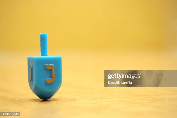 hannukah dreidel - dreidel stockfoto's en -beelden